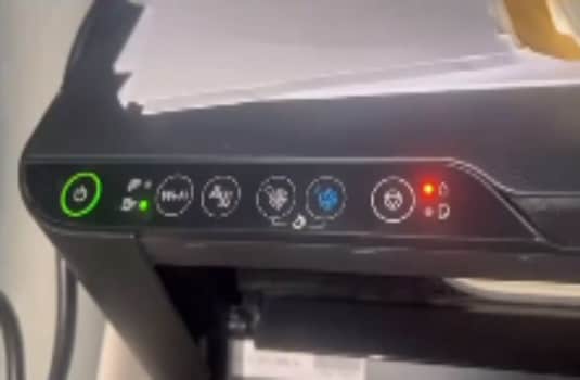 爱普生L3153打印机一开机只有一个电源灯亮再按一下就变成三灯同闪机器不识别维修